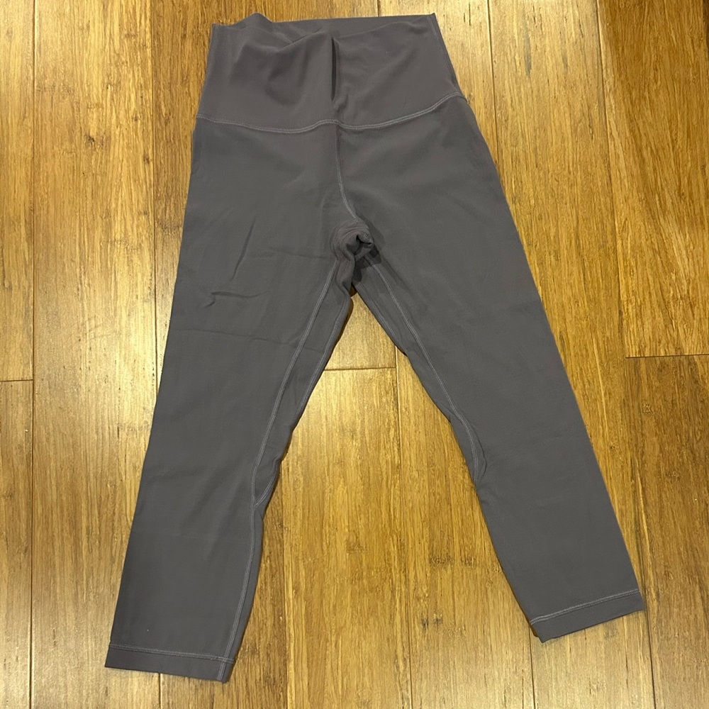 Lululemon Align Crop *21"
Lunar Rock size 6 EUC